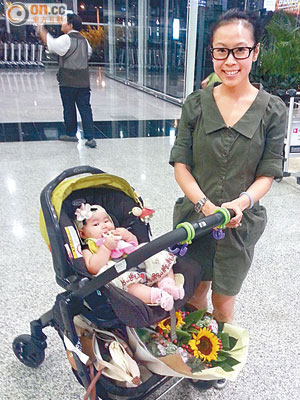 傅家俊太太Shirley昨晚一早帶同女兒「包包」前往機場接機。