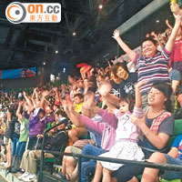 中國女排的強勢表現令在場球迷興奮度急升。
