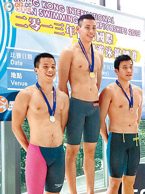 殷浩俊（左）在50米自項目奪得本地組銀牌。