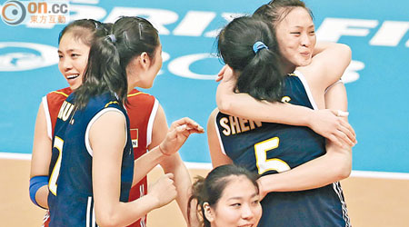 大獎賽決賽取得四連勝，中國女排球員相擁慶祝。