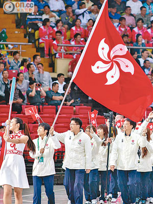 開幕禮上港隊由女子劍擊選手楊翠玲持旗進場。﹝相片由香港奧委會提供﹞
