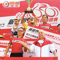 胡健燊（後排中）高舉男子公開組冠軍獎盃。