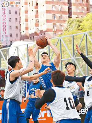 Tyler尋日以一敵四，認真誇張！香港慈善籃球公開賽，昨在港大舉行。