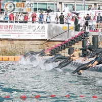 國際三鐵賽昨在尖東海旁舉行，選手在游泳項目入水時場面壯觀。