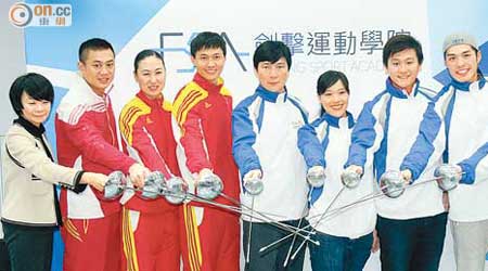 多位奧運與世界冠軍同來到賀余翠怡（右四）創辦的FSA開張大吉。