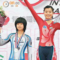 第1金<br>香港小將馮郁淇（右）在女子青年500米計時賽奪標，取得香港單車館產生的第一面金牌。