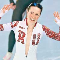 真空<br>為俄羅斯贏得首枚獎牌的速滑女將葛拉夫，衝線後拉下比賽服拉鏈，忘記裏面甚麼也沒穿！