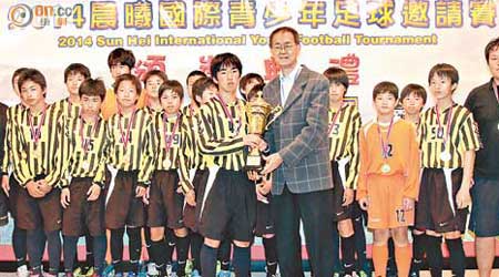 日之泉JC晨曦會長周文亮頒發獎盃予冠軍隊日本上州。