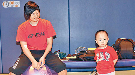 王晨的兒子鄭星駿（右），拿着球拍已初見高手風範。