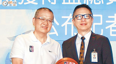 籃總主席陳瑞添（左）與亞視執董葉家寶於記者會上合照。