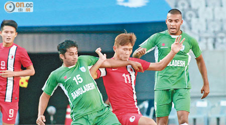 林學曦（紅衫）表現出色，被兩名孟加拉對手夾擊毫無懼色。