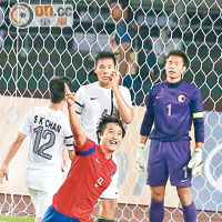 南韓前鋒李龍在射入靚波，港隊成員冇晒心機。