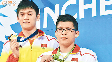 孫楊（左）與隊友王柯成於男子1500米自由泳決賽分奪金牌及銅牌。