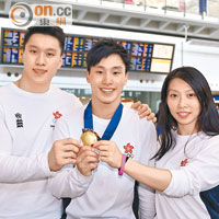 體操隊歷史性首奪金牌，隊友吳翹充（左）與黃曉盈（右）亦有一份功勞。