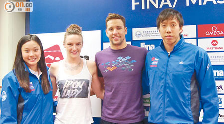 港泳手歐鎧淳（左）及王俊仁（右），與倫奧200蝶冠軍拿告魯斯（右二）及世界冠軍賀蘇祖合照。