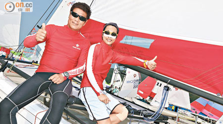 唐裔盛（左）與拍檔湯潔芳在帆船Hobie-16為港隊取得銅牌。