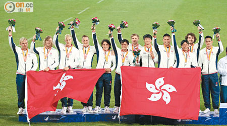 香港7人欖球隊領取仁川亞運銀牌後，向公眾致謝。