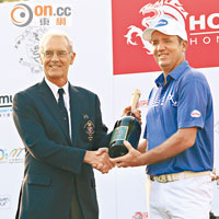 粉嶺哥爾夫球會會長Mark Roberts頒獎予漢特。