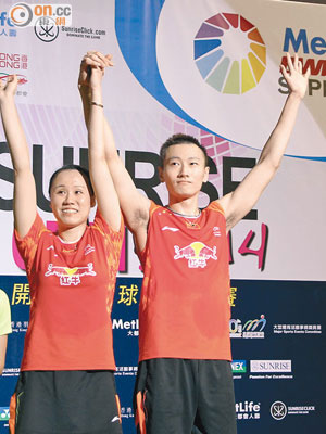 趙芸蕾（左）不但與男友張楠（右）贏得混雙冠軍，更夥拍田卿取下女雙錦標。