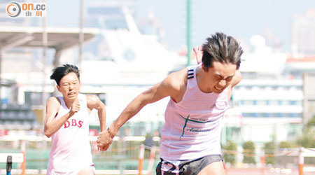 張宏峰（右）在400米欄以破大會紀錄奪金。