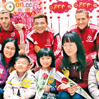 南華球員出席apm活動，氹得市民好開心。