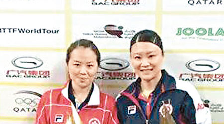 姜華珺（右）及帖雅娜，展示卡塔爾公開賽女雙冠軍獎項。