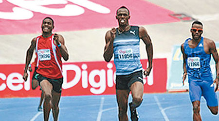 保特（中）返牙買加玩400米，贏得今年首個冠軍。