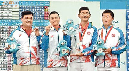 香港隊勇奪2013年中國全運會高球男團銀牌，鄧子鏗（左二）與其餘成員黃煥民（左一）、黑純一（右二）及楊慕天展示獎牌。