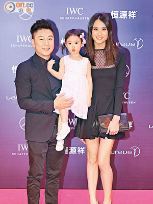 李小鵬（左）與太太及女兒出席勞倫斯頒獎禮。