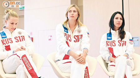 舒拉寶娃（中）退賽，俄羅斯在聯會盃靠古絲妮蘇娃（左）孭飛。