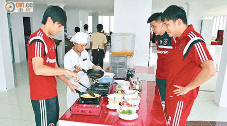 南華球員喺曼德勒酒店開餐，梁振邦（左）更親自下廚。