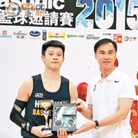 籃球總會副主席呂漢國頒發三分王獎座予漢華射手趙鍵鋒。