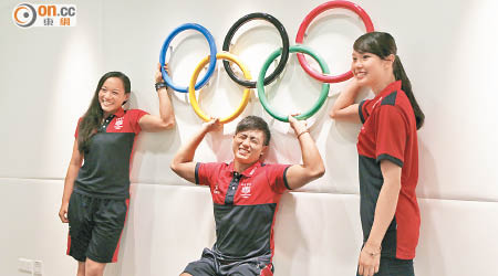 有機會參加奧運是否對香港男子欖球隊的李卡度（中）帶來好大壓力？旁為香港游泳代表歐鎧淳（右）及女欖隊成員鄭家慈。