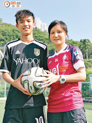 「陳媽媽」張秋玲（右）是陳柏熹足球路上的最大支柱。