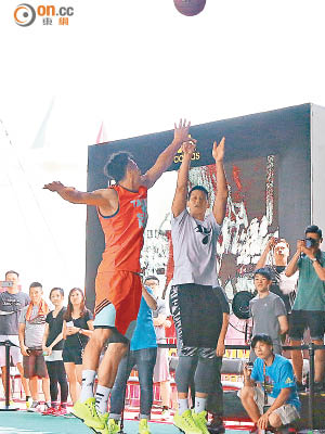 方誠義（左）日前在表演賽中與林書豪着住同款波鞋交鋒。