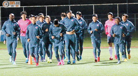 不丹與港隊，昨天分晝夜在不丹體育場作後檢閱。