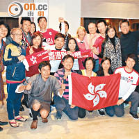 一班專程到不丹捧場的香港球迷，開心見證香港隊獲勝。
