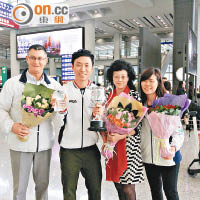 香港保齡球總會主席劉掌珠（右二）到機場迎接康仔。