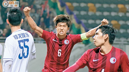 香港 1:1 廣東 <br>首次做隊長即有士哥，陳俊樂（中）振臂歡呼。