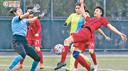 香港 0:2 廣東 <br>港隊射手張煒琪（右）攻門，搞到廣東隊門前兵慌馬亂。