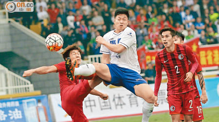 面對廣東隊（白衫）飛沙劈石的硬朗踢法，港隊隊長陳俊樂（左）一樣唔赦。