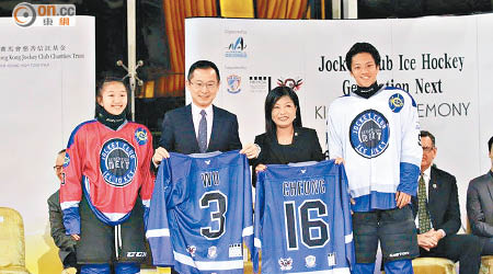 香港業餘冰球會主席胡文新（左二）。