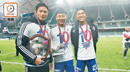 曾錦濤（右）與兩名前傑志隊友徐德帥（中）及曾至孝，今季助東方取得銀牌冠軍。