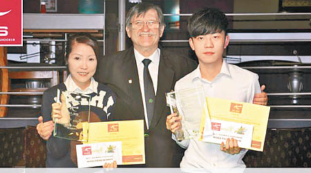 葉蘊妍（左）拍張家瑋（右）為港隊贏得今屆賽事第二冠。（WLBS圖片）