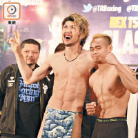 日本拳手小田孝弘（左）造型夠獨特，與菲律賓對手索馬蘭奴合照時擺出趣怪表情。
