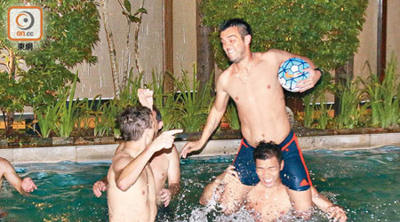 南華眾將於泳池進行簡單遊戲，讓身心鬆弛。