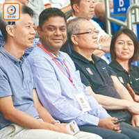 香港籃球發展獲國際籃協重視，昨晚東方對福建的大戰，就獲國際籃協亞洲區會員國賽事總監瑪吉士（左二）親到現場觀賽。