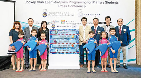 「賽馬會小學生習泳計劃」免費教導小一生游泳。