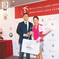 香港哥爾夫球會會長林詩鍵向陳芷澄祝賀。
