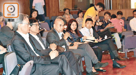 余錦基（左三）出席諮詢會提出意見。